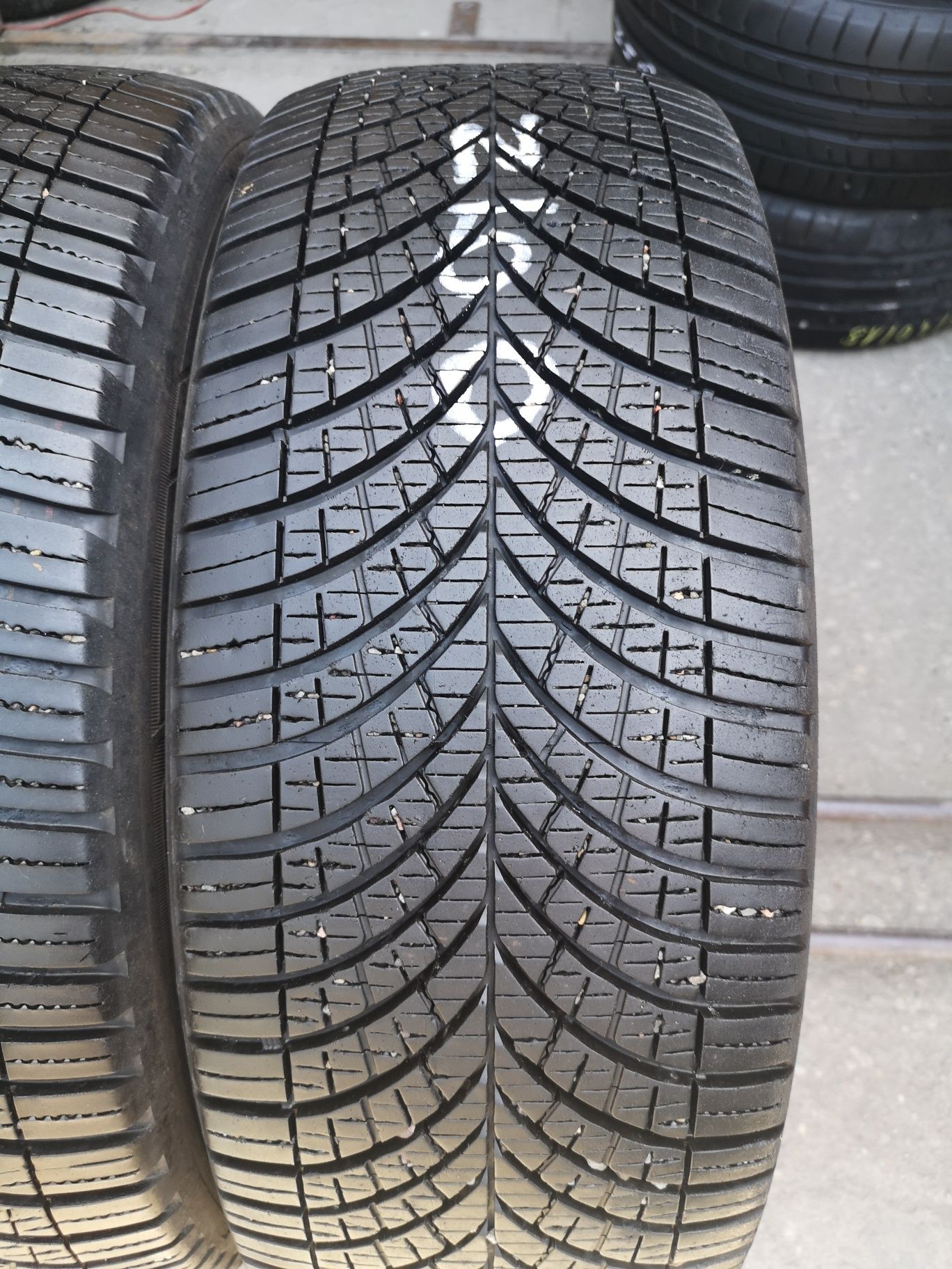 Opony wielosezonowe 225/55/17C Goodyear 2szt 7,8mm 2023r