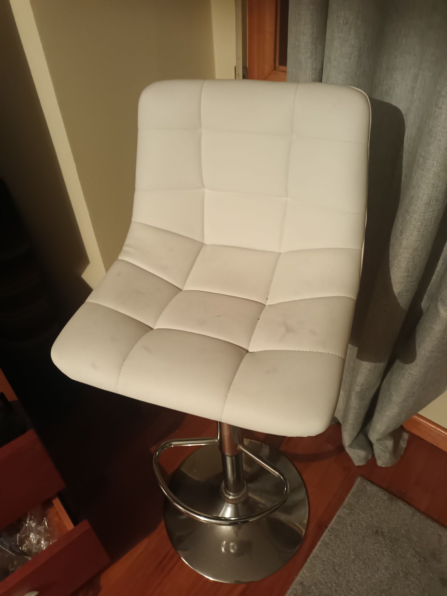 Cadeira branca giratória