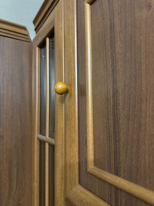 Меблева стінка у класичному стилі у вітальню