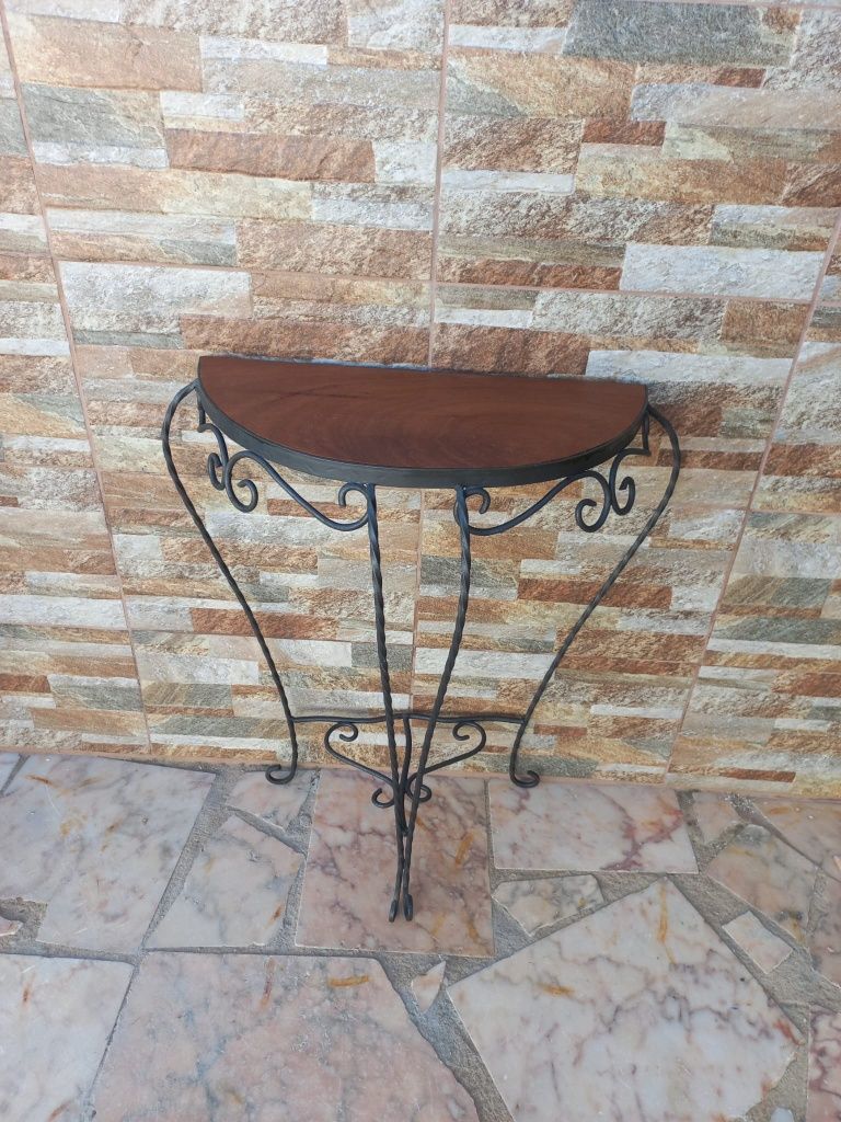 Mesa em ferro e tampo de madeira