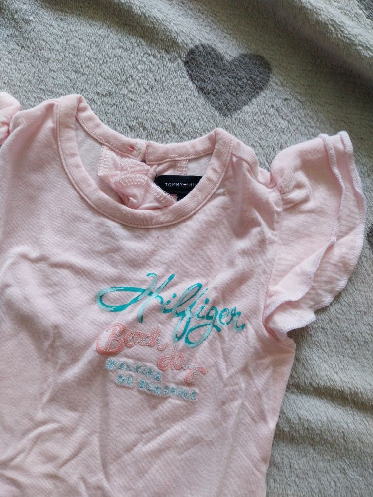 Różowy t-shirt dla dziewczynki Tommy Hilfiger rozmiar 9-12 miesięcy