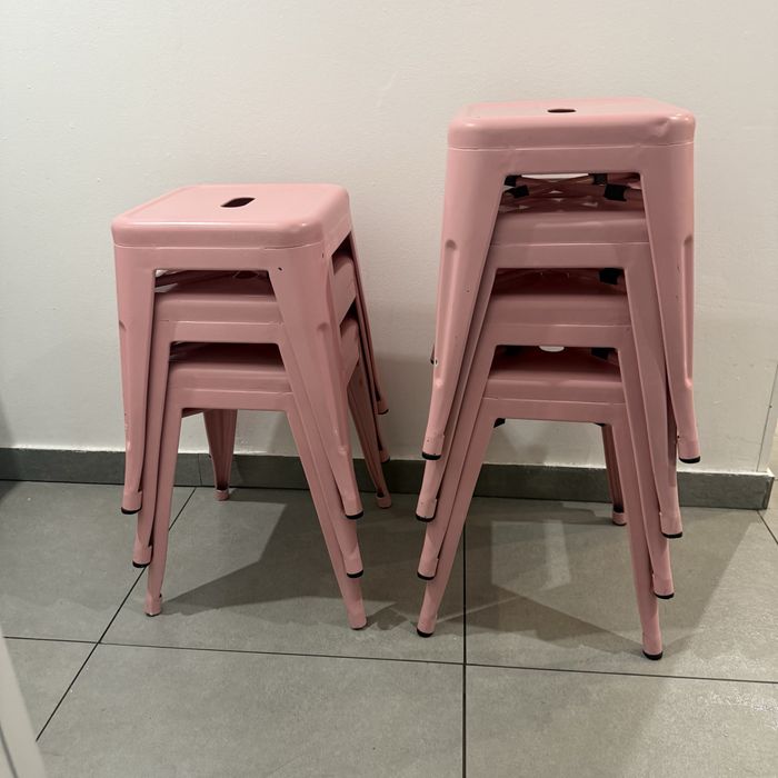 Metalowy stołek taboret różowy w industrialnym loftowym stylu.