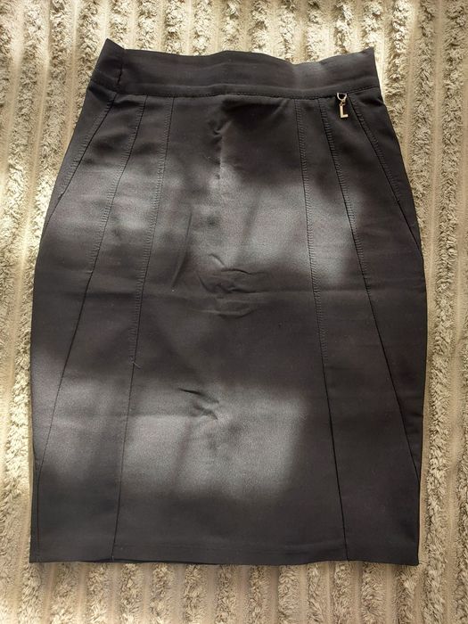 Чорна спідниця-олівець