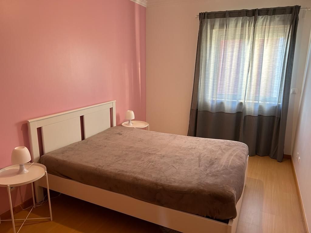 Cama Songesand Ikea + 2 mesas de cabeceira e 2 candeiros