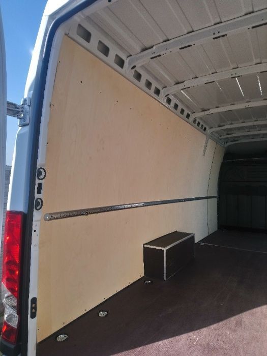 Iveco Daily L4H3 Zabudowa podłogi, boków i drzwi w aucie dostawczym