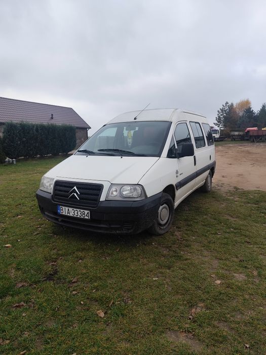 Citroen Jumpy bus.