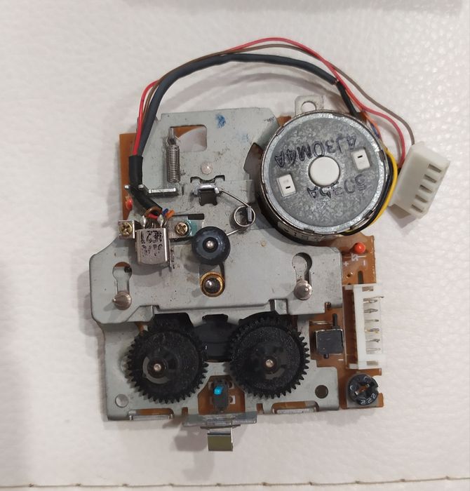 Лентопротяжный механизм для микрокассет с электронным управлением