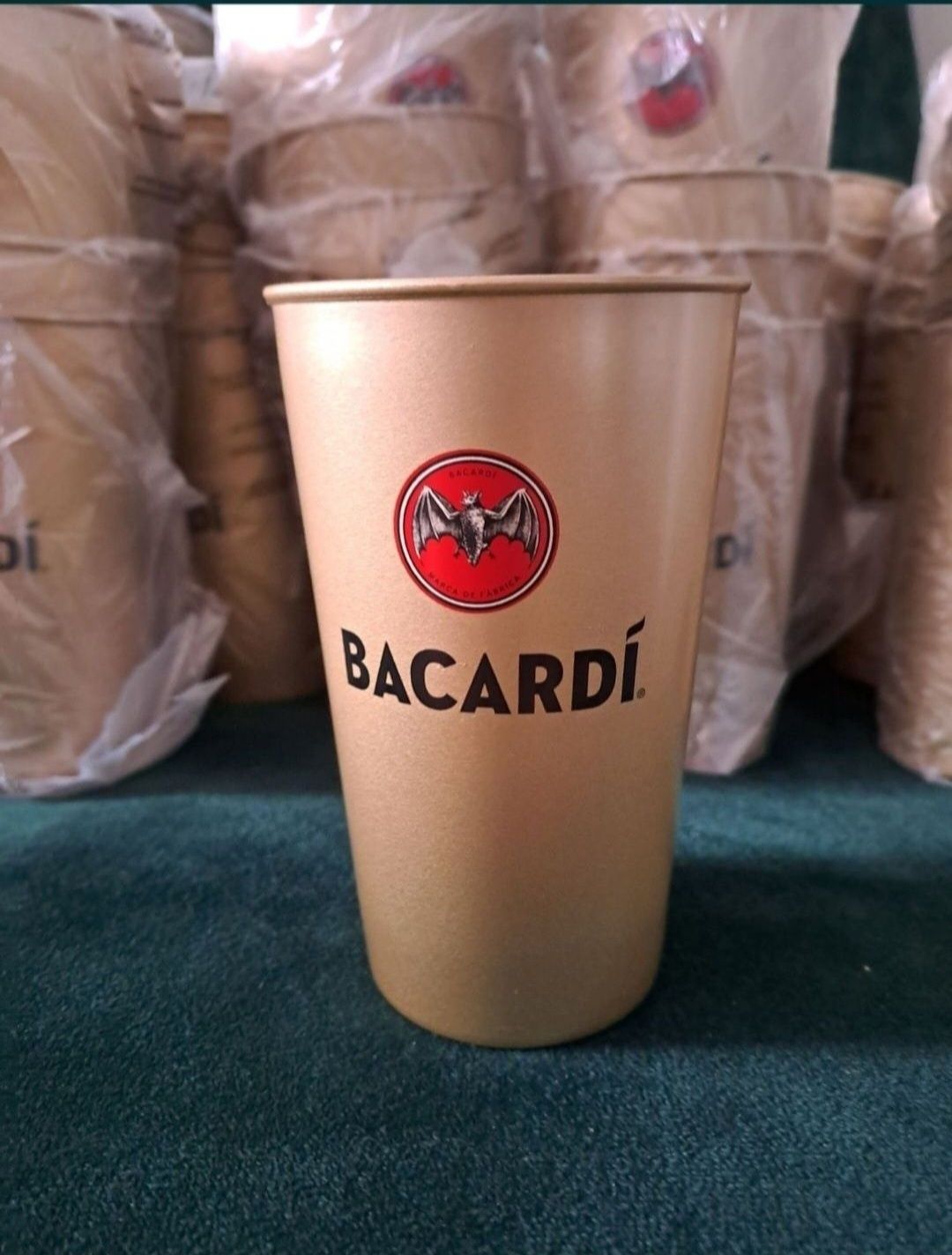 14 sztuk x kubek Bacardi o pojemności
360 ml