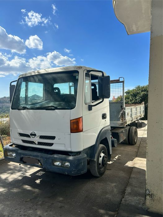 Nissan Atleon tri basculante 40 mil km