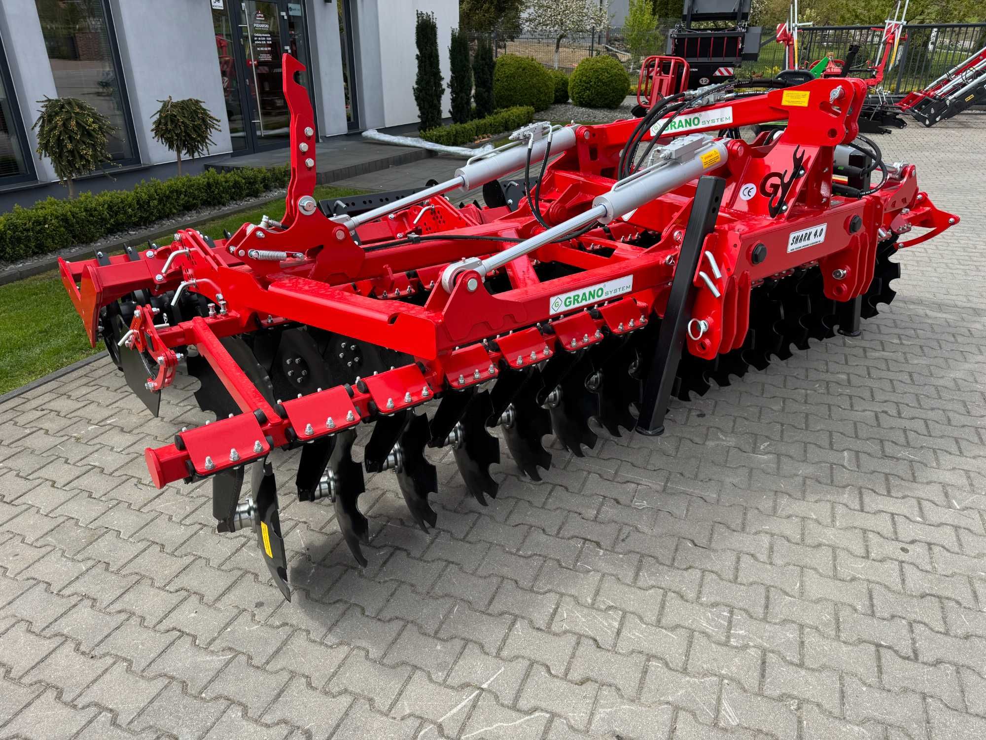 Brona Shark SHS 4,0 m hydraulicznie składana zawieszana GRANO SYSTEM