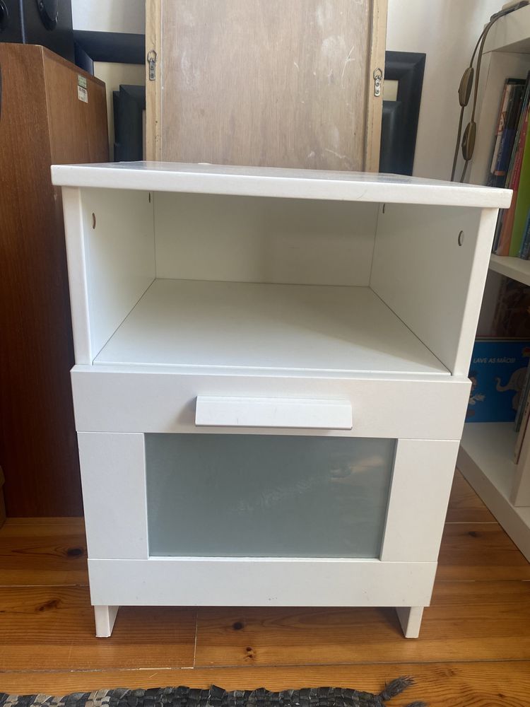 Mesa de cabeceira IKEA como nova
