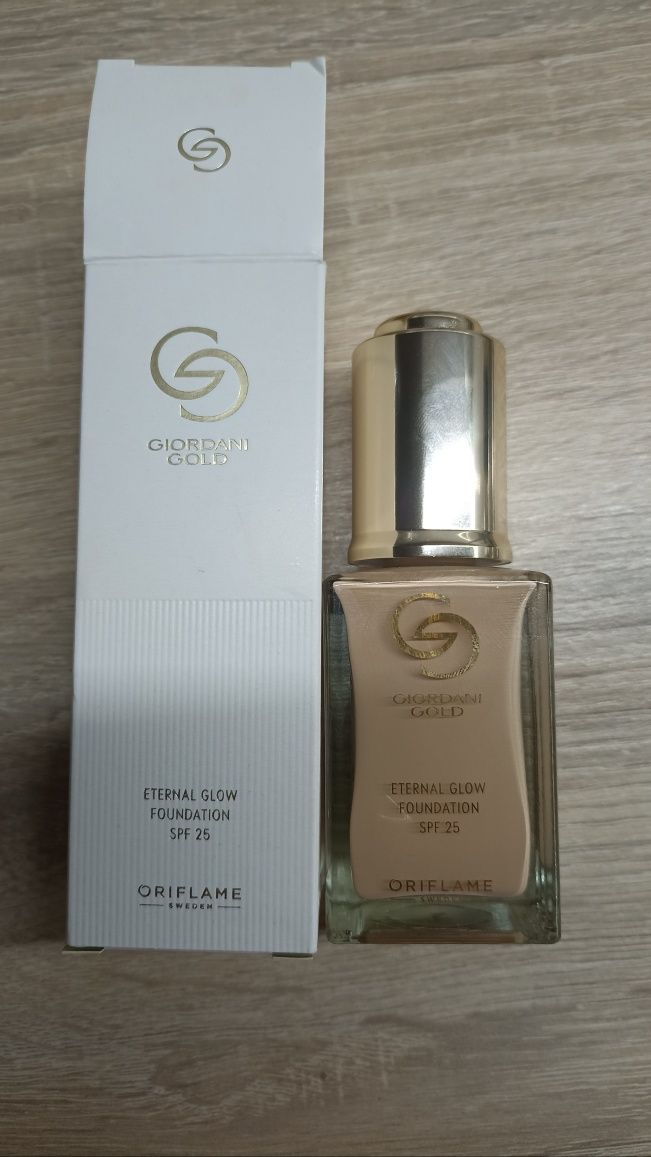 сяюча тональна основа giordani gold spf 25