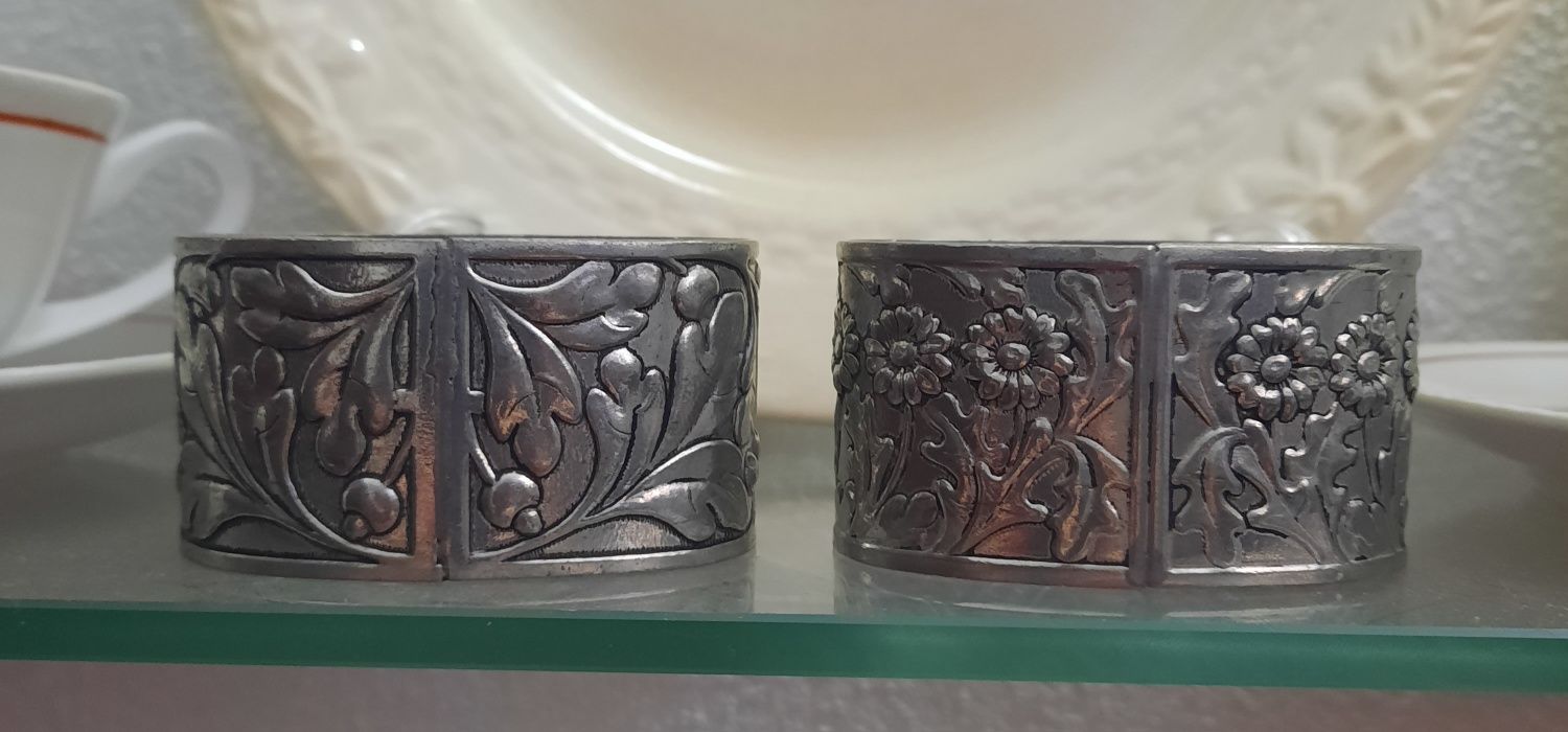 Argolas de guardanapo em estanho fundido