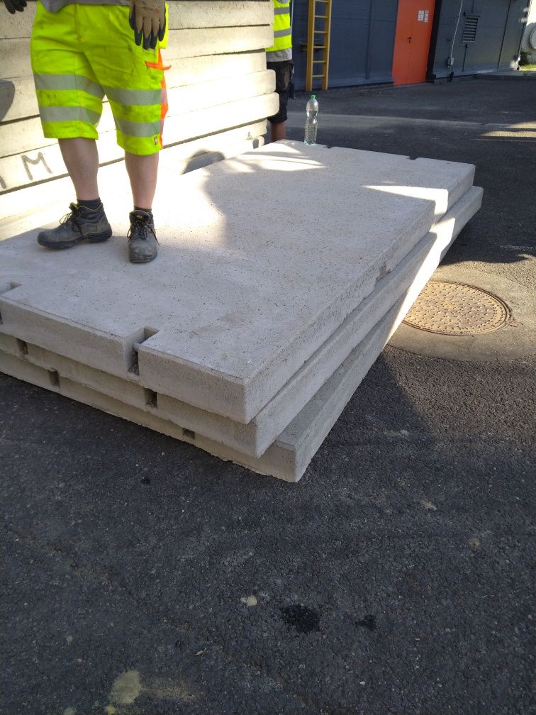 Wynajem betonowych bloczków LEGO, przeciwpowodziowe zabezpieczenie
