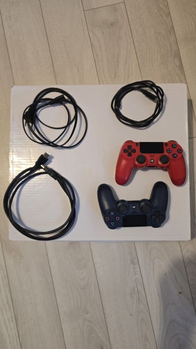 Playstation 4 PRO ( 1tb ) rev.7216b + 2 pady V2 + 1 gra