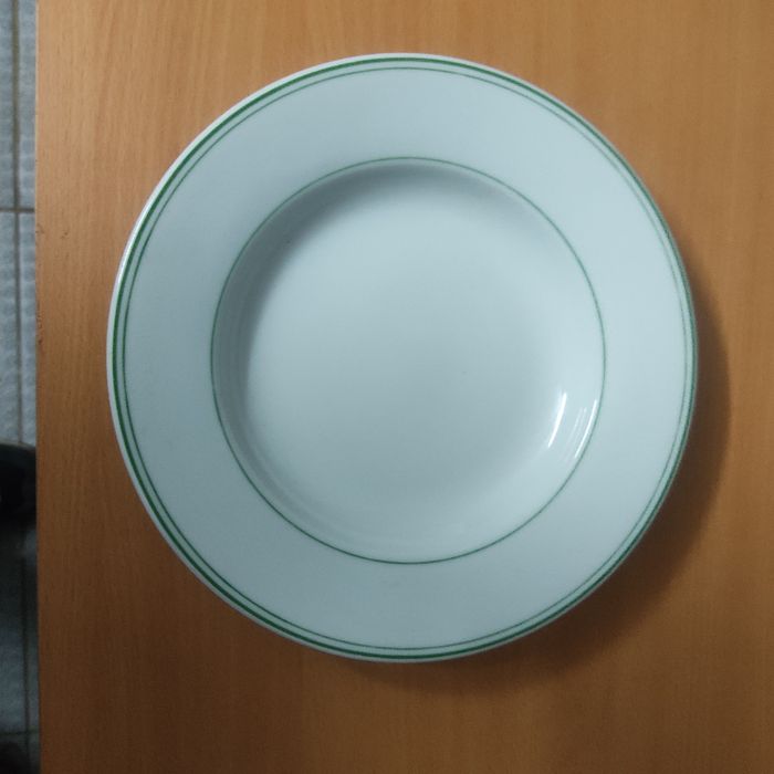 Pratos rasos fundos e travessas