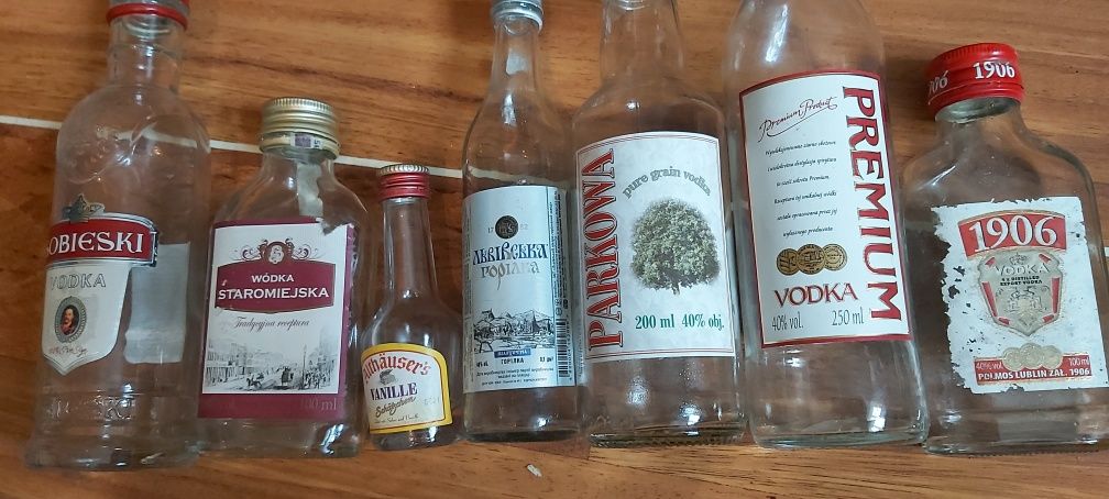 Puste butelki male szklane, prl, ozdoba dekoracja pamiatka