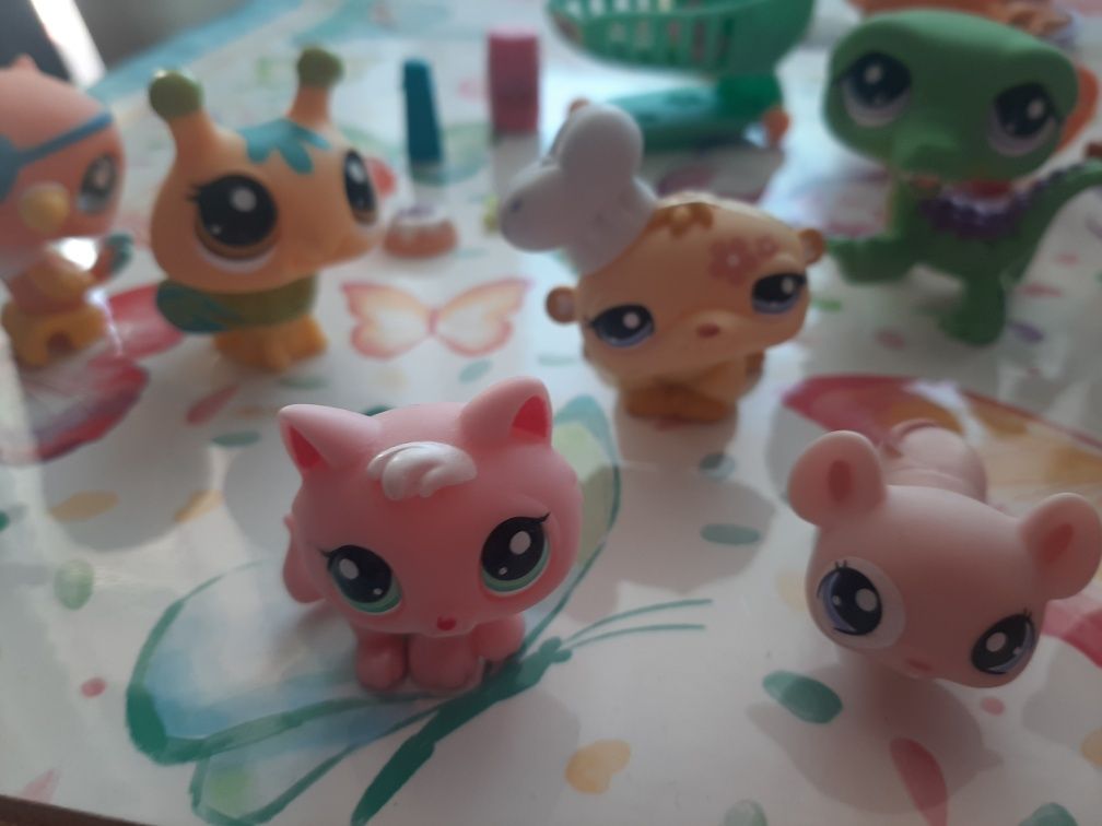 Kolekcja 14 figurek Littlest Pet Shop od Hasbro.