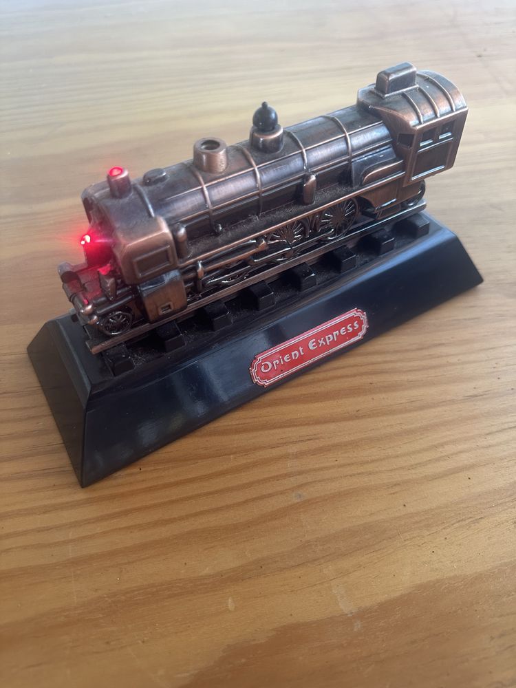 Isqueiro de mesa em forma de locomotiva