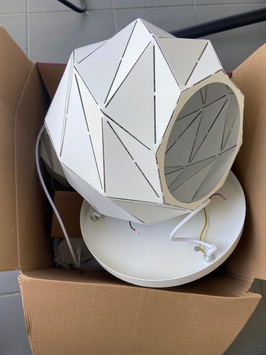 Lampa sufitowa potrójna oraz pojedyncza.