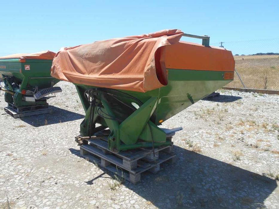 Espalhador de adubo Amazone de 2.000L