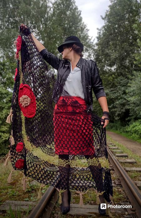 Chusta ręcznie robiona na szydełku, handmade, czarna chusta, ponczo