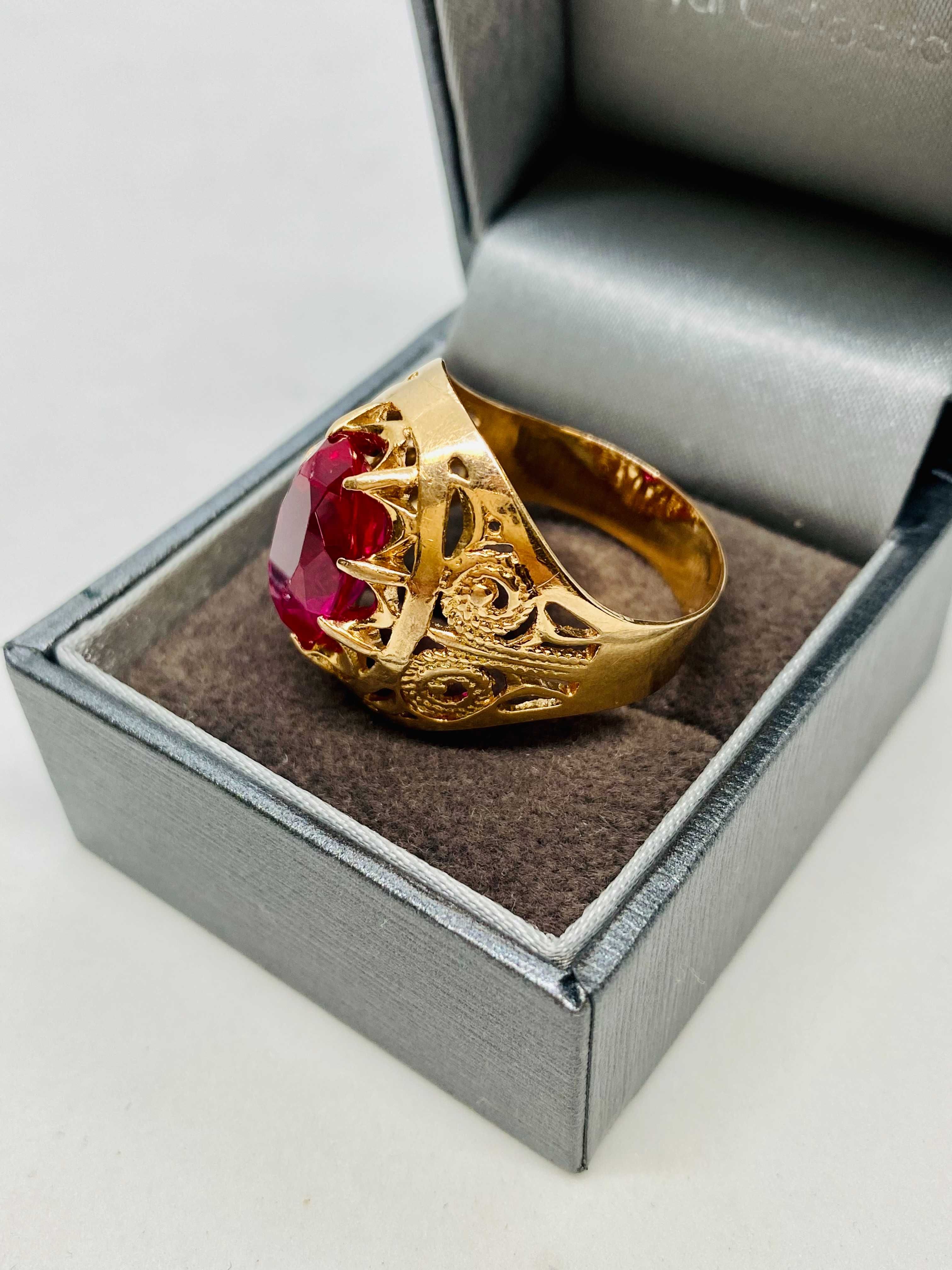 Złoty pierścionek z czerwonym oczkiem 585 / w:8,4 / r:26 / SUPER STAN