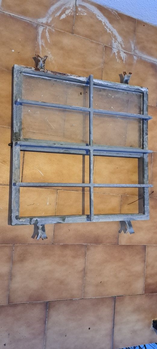 Janelas de ferro com grades