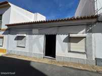 Moradia T4 típica Alentejana em banda, com garagem 2 lugares, e aparta