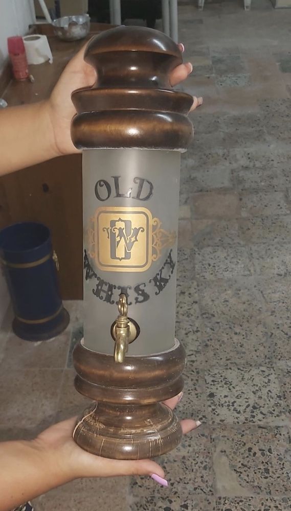 Garrafas fantasia vidro madeira torneiras ginja old whiskey bebidas