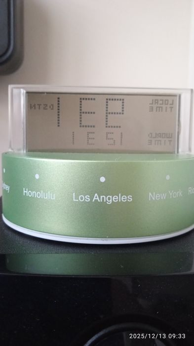 Продам оригинальные настольные электронные часы