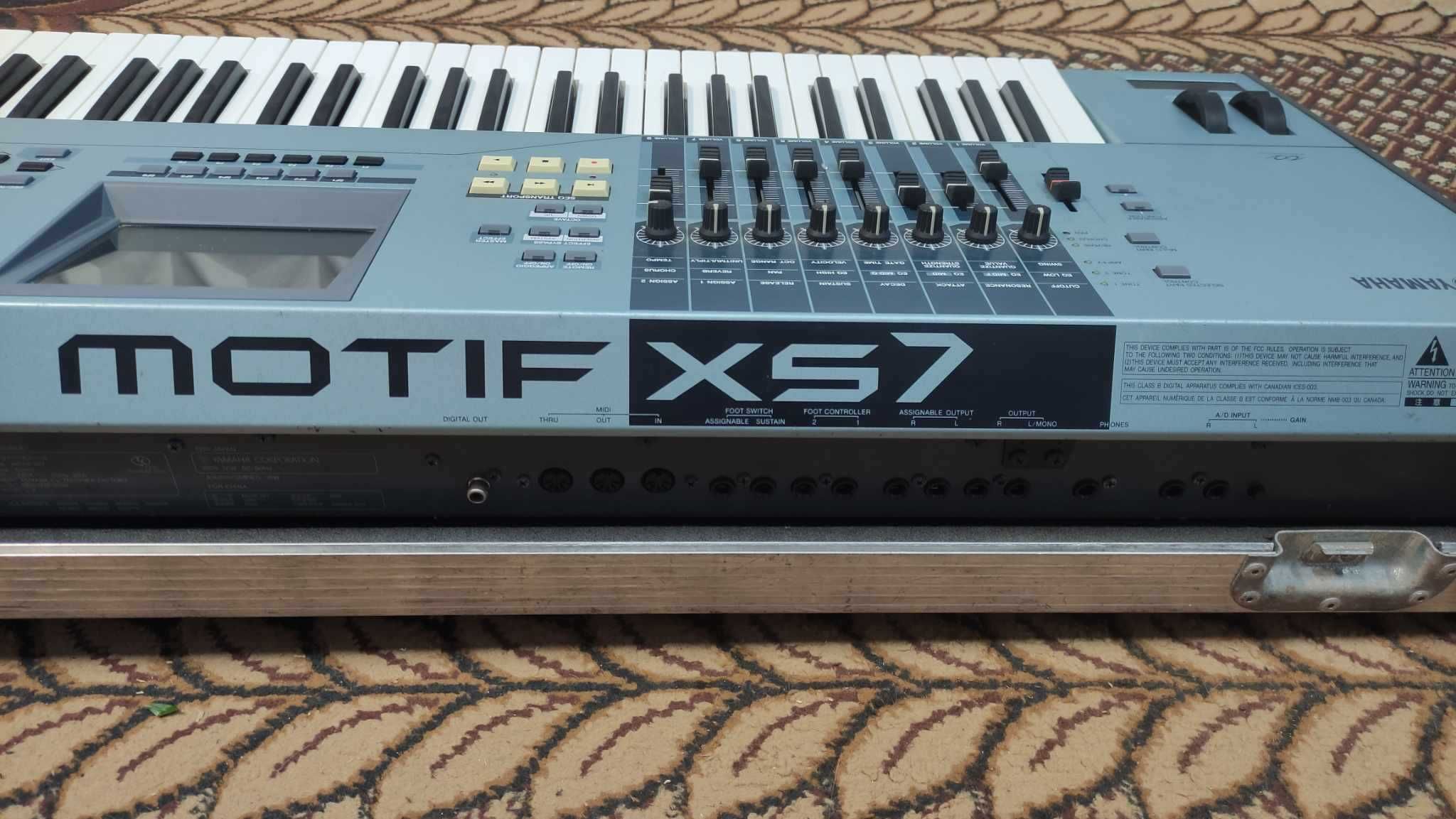 Yamaha Motif XS7 + case