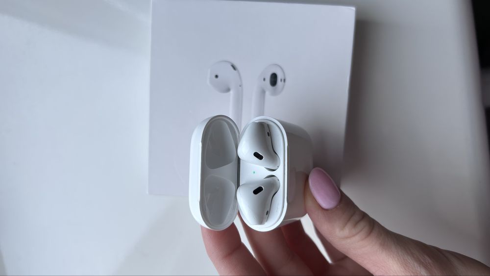 Навушники Apple AirPods 2 with Charging Case MV7N2