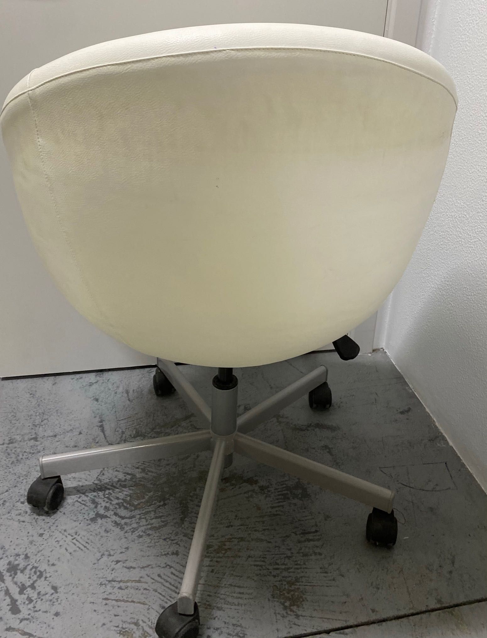 SKRUVSTA Cadeira giratória em pele IKEA