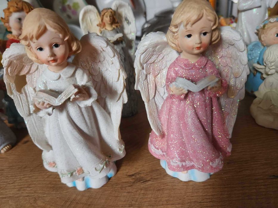 2 anioły czytające biały i różowy o wym. 14x8x7 cm