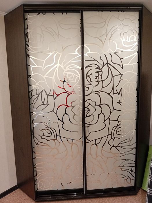 Вуглова шафа в ідеальному стані,2 місяца як був куплений,