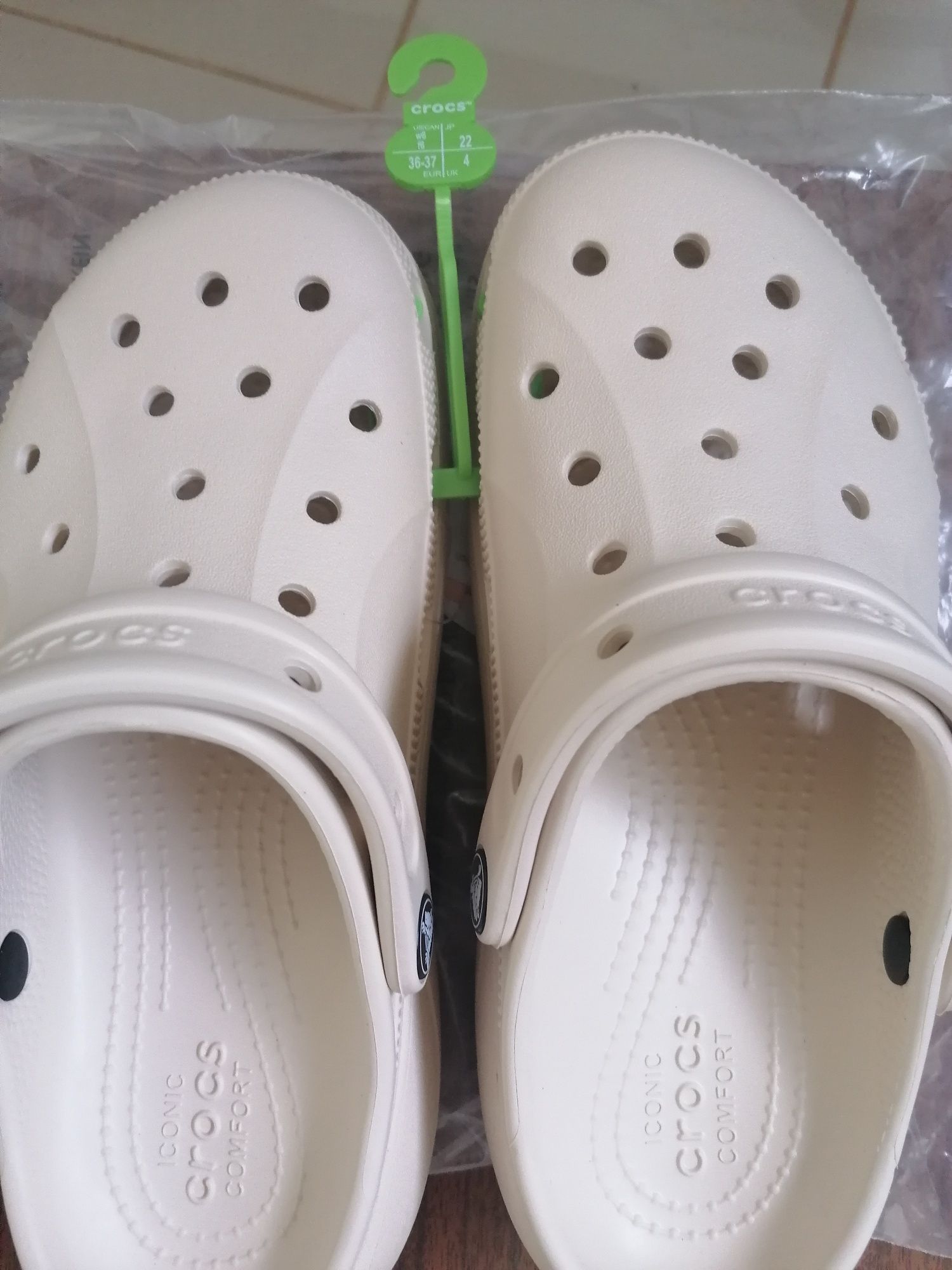 Crocs novas nunca foram usadas