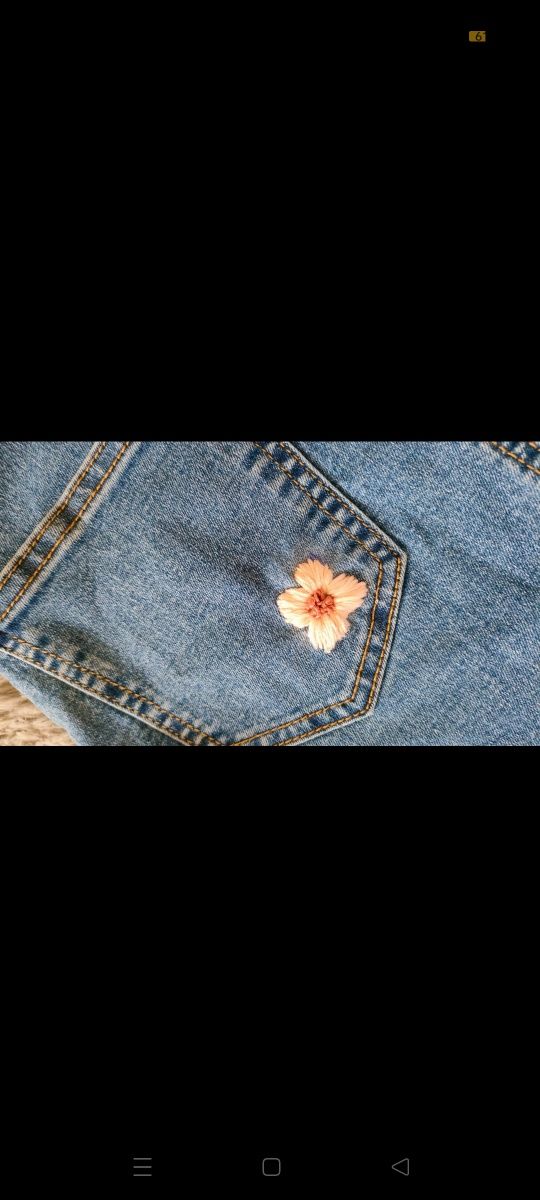 Jeansowa spodniczka z wyhaftowanym kwiatkiem