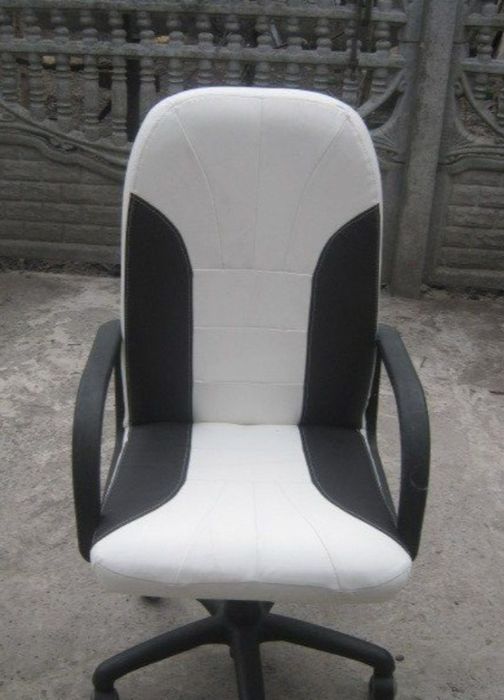 Стул компьютерный офисный в хорошем состоянии все механизмы работают