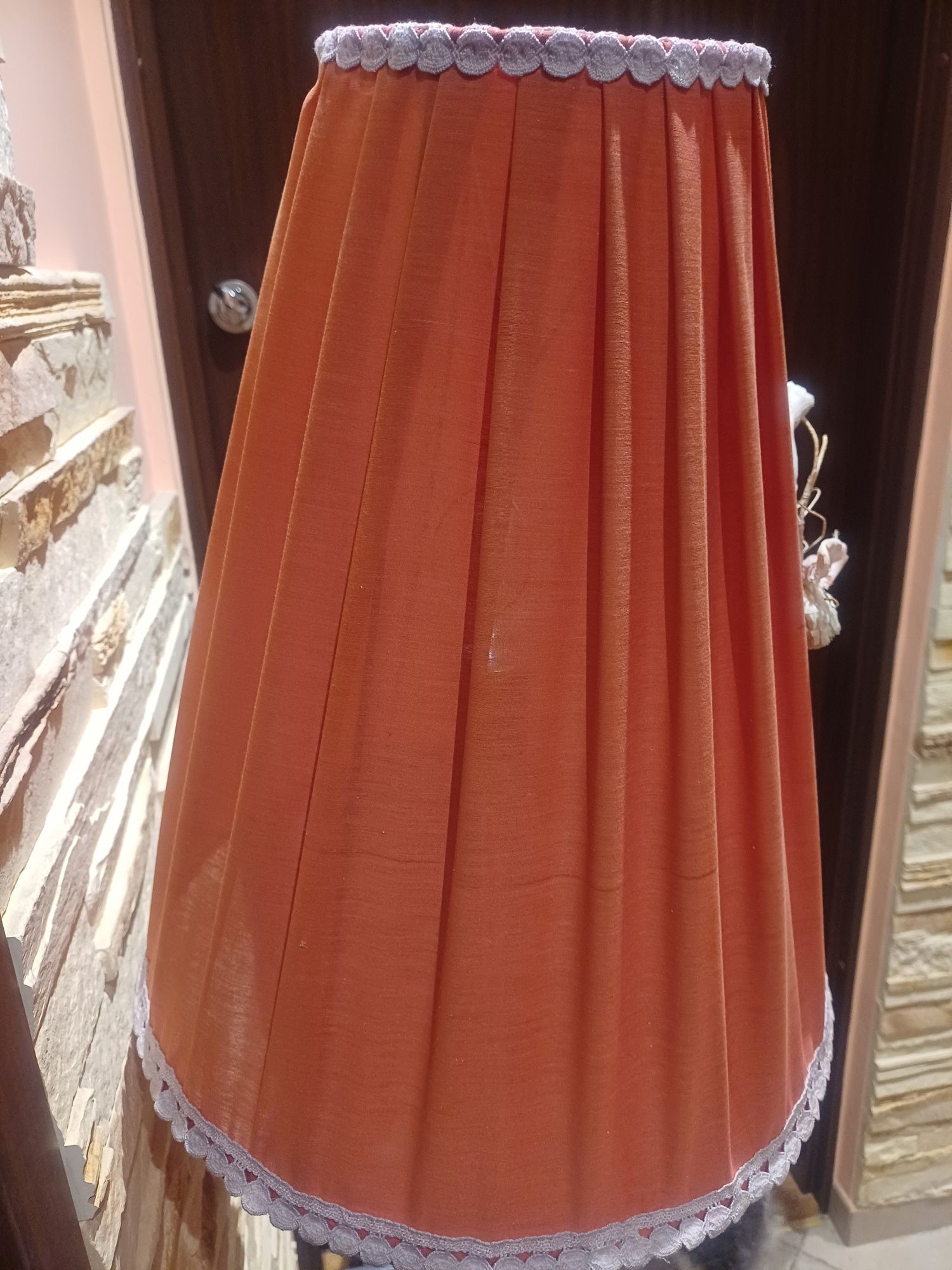 Lampa że stolikiem gazetnik PRL