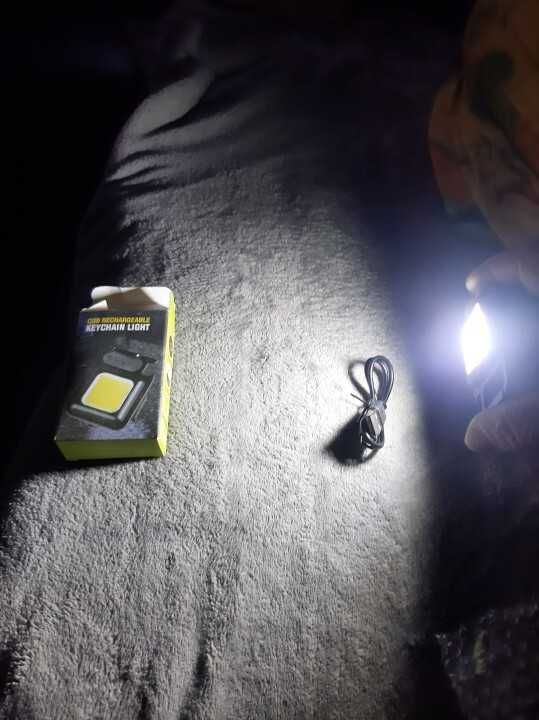 Mini Lanterna portátil Led magnético e bateria interna (abre carica)