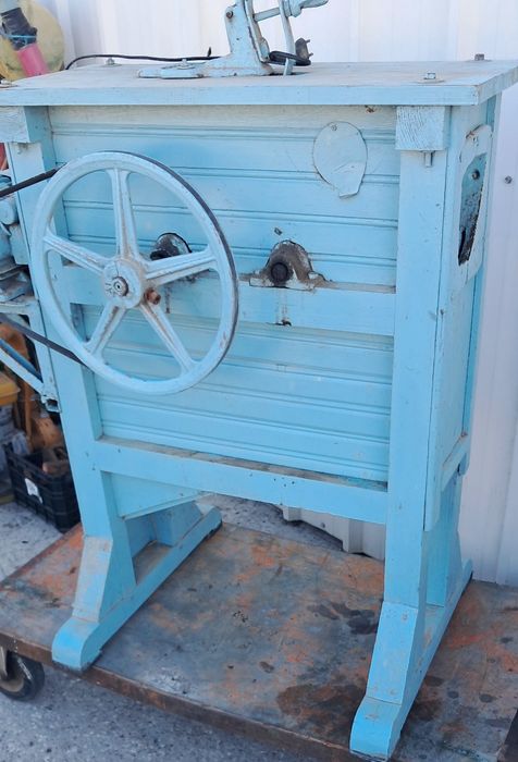 Escarolador de milho antigo a funcionar