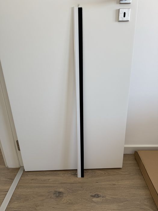 Veda porta adesivo AXTON aluminio com escova 1 metro branco