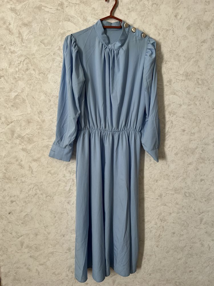 Блакитна сукня міді