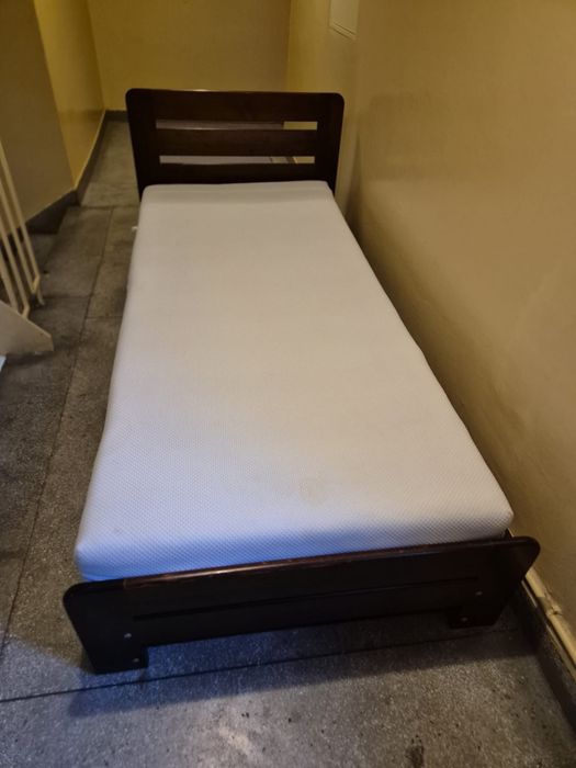 Łożko drewniane z materacem 200 x 90 i pojemnikiem na pościel