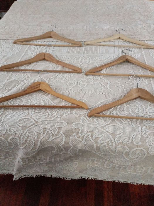 Cabides de madeira clara novos.