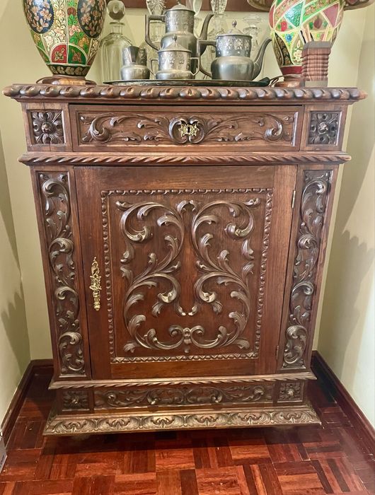 Móvel bar trabalhado e antigo