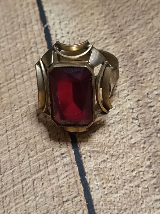 Duży stary pierścień PRL . Miedziak ,tombak z czerwonym oczkiem. Vinta