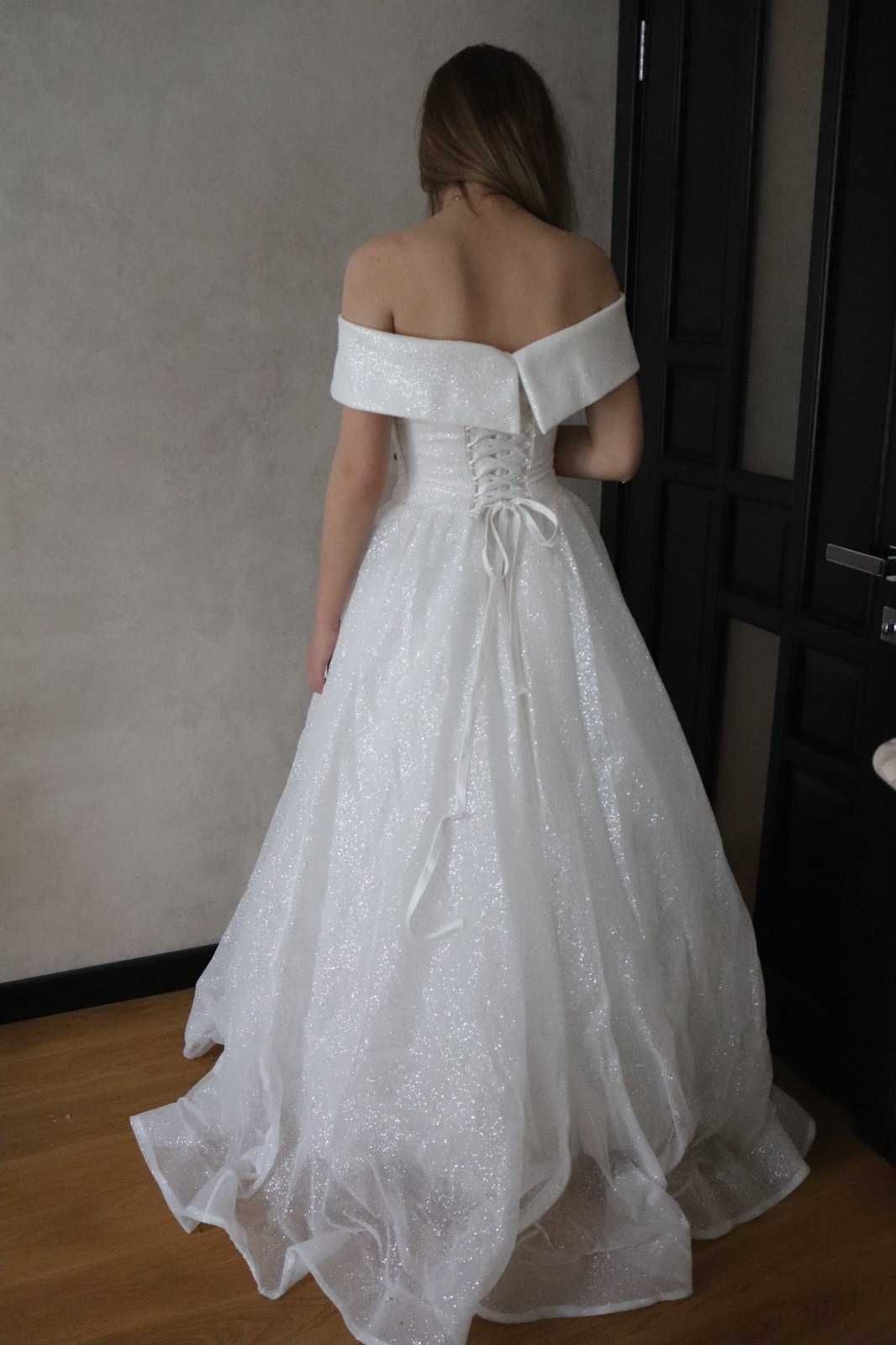Продається б/в весілня сукня.