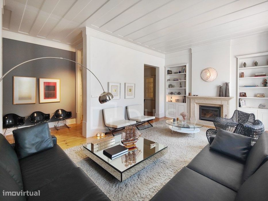 Apartamento T4, com estacionamento, no centro do Chiado, Lisboa